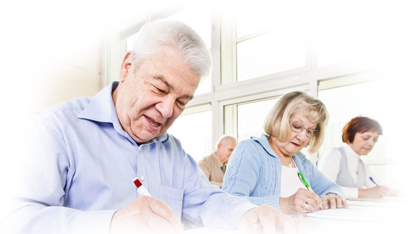 Gente mayor estudiando