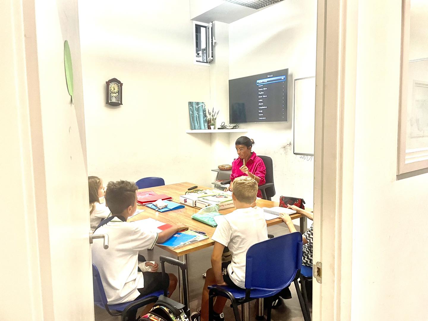 Niños en clase aprendiendo inglés